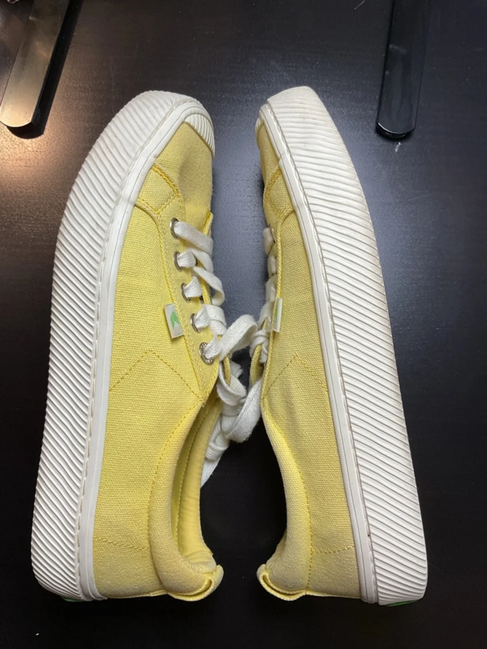Cariuma OCA Low Top Sneakers Yellow Canvas Women’s Size 7 Casual Comfortable - Picture 9 of 11